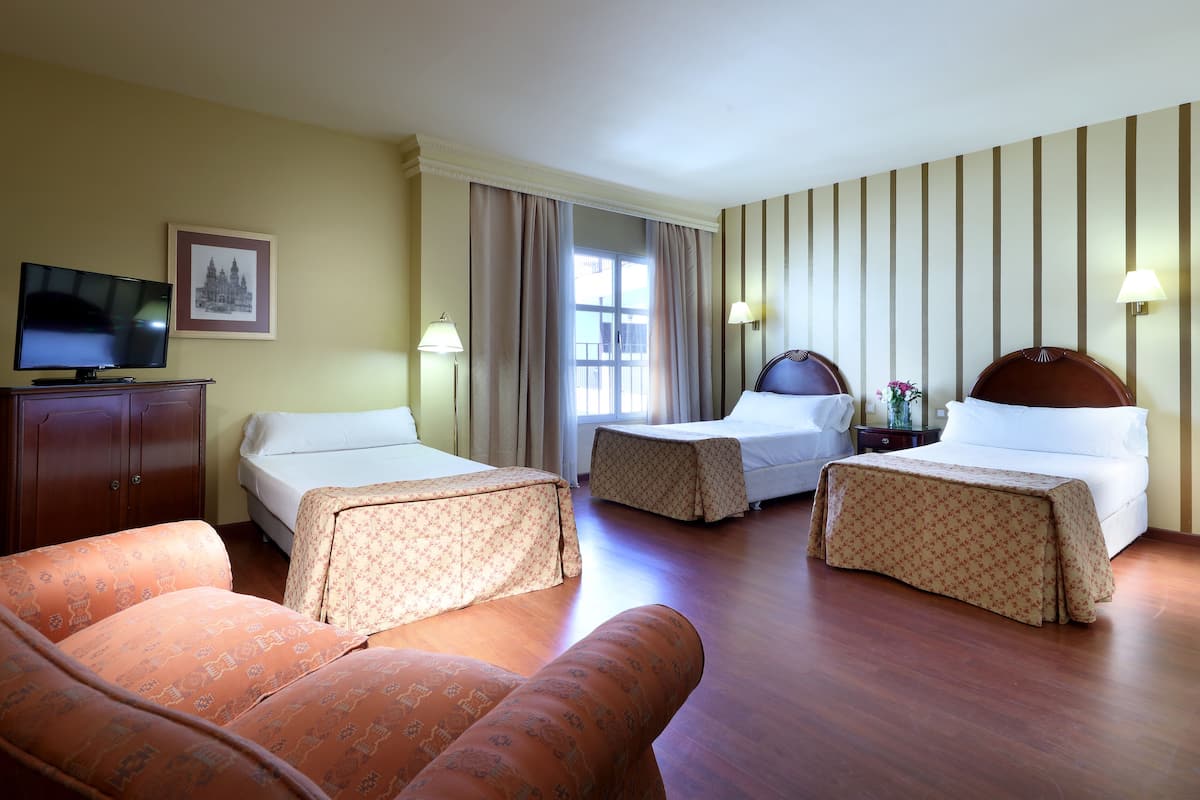 triple room | minibar, in-room safe, blackout curtains, soundproofing