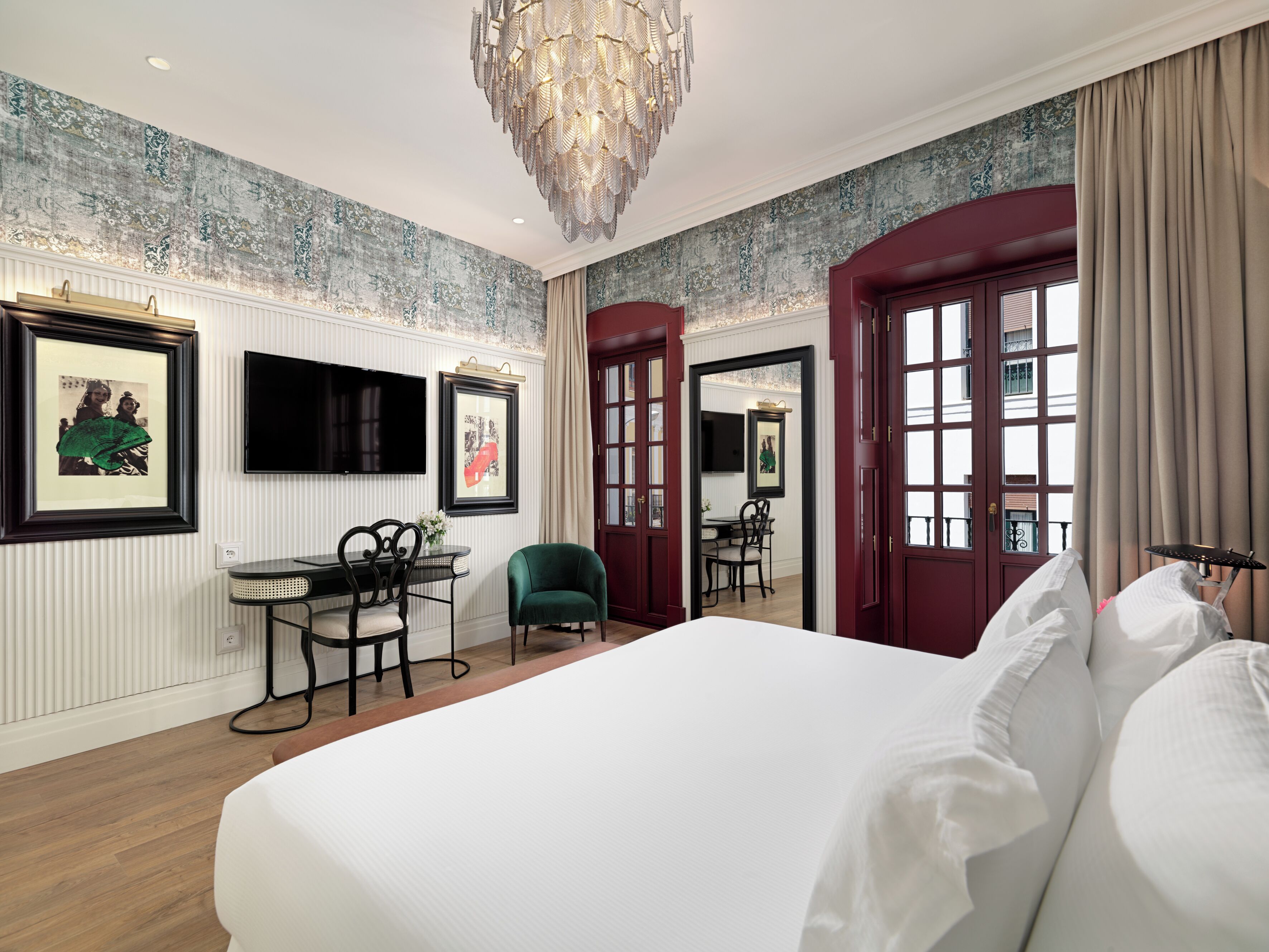 ألحفة محشوة بالريش وميني بار وخزنة داخل الغرفة وستائر تعتيم