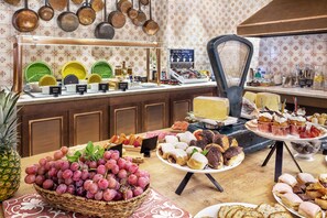 Daily buffet breakfast for a fee