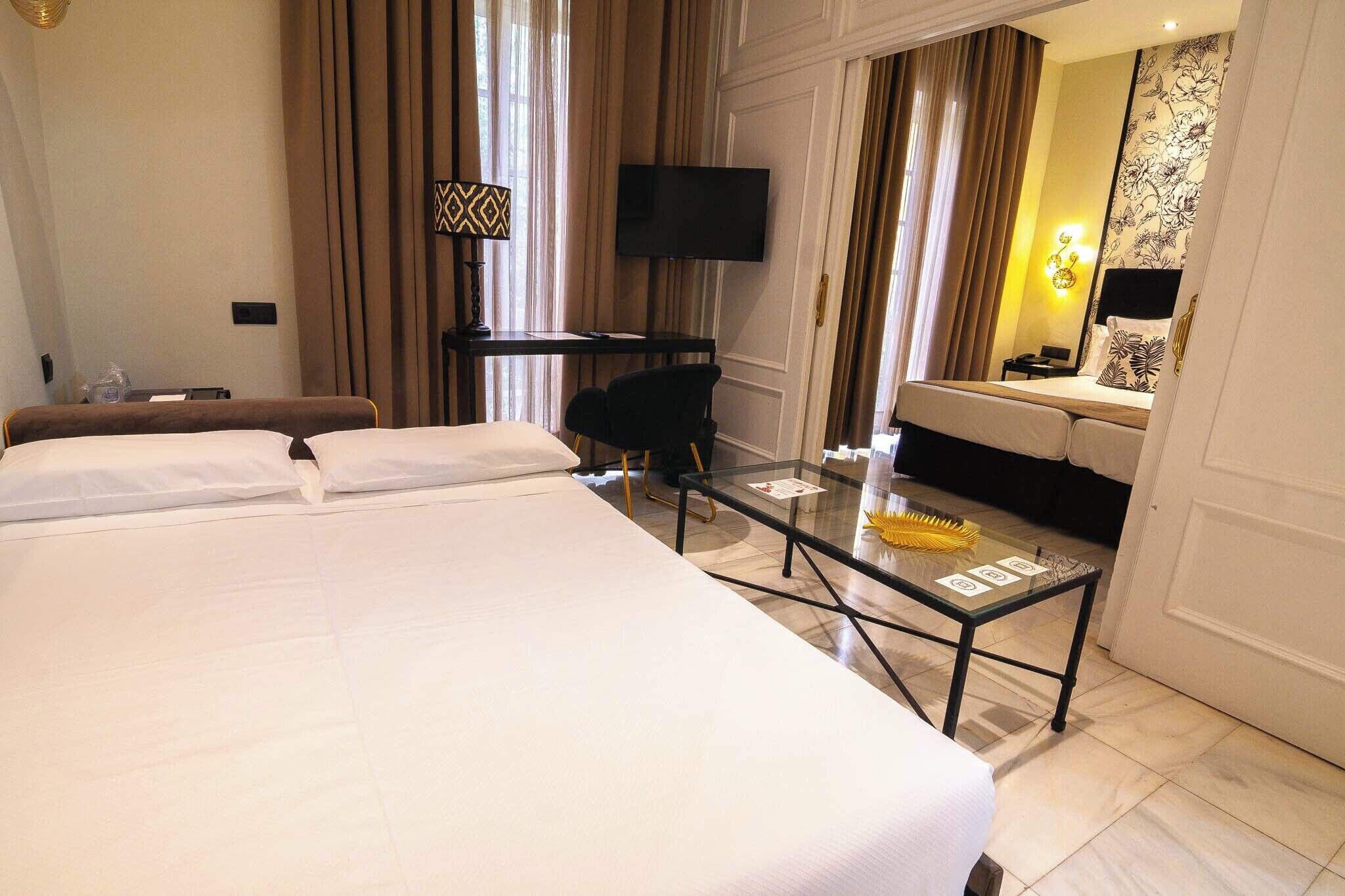 Minibar, caja de seguridad en la habitación y escritorio 