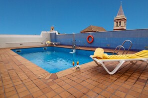 Piscine extérieure (ouverte en saison), chaises longues