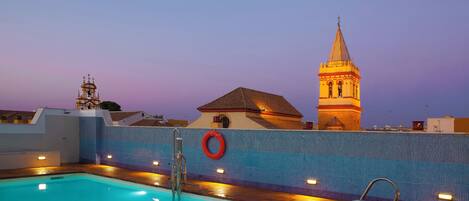 Piscina a l'aire lliure de temporada (horari: 10:00-20:00) i gandules