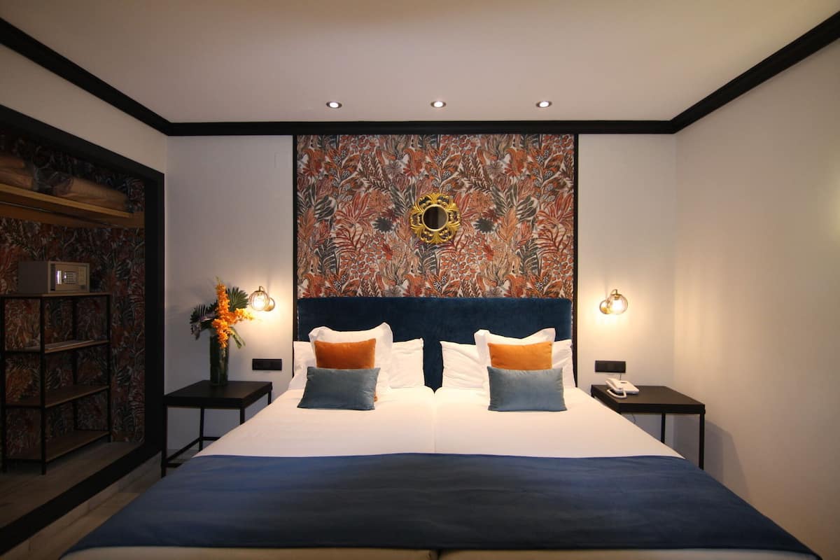 1 chambre, minibar, coffres-forts dans les chambres, bureau