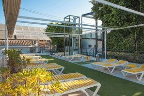 Una piscina al aire libre de temporada (de 10:00 a 20:00), tumbonas