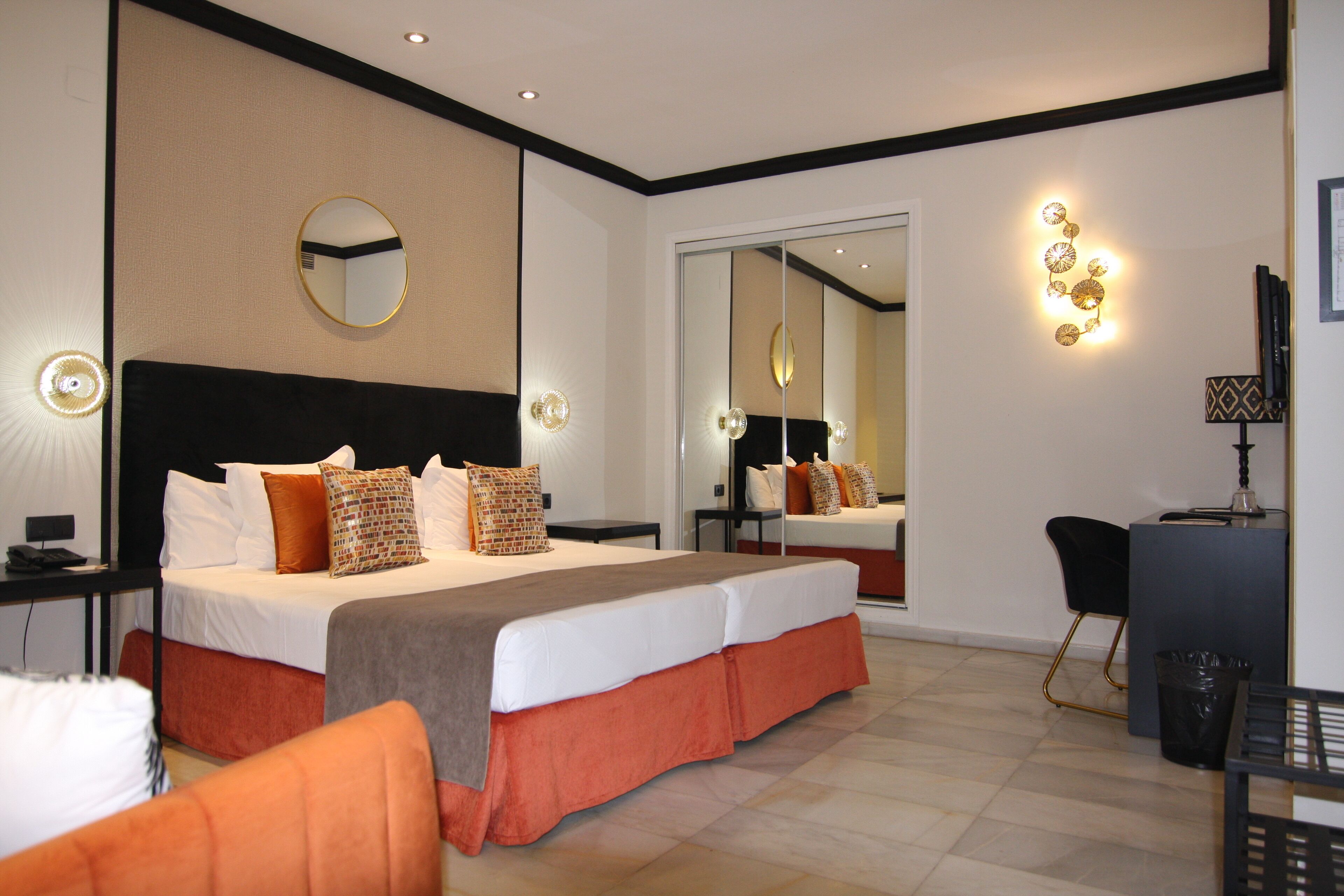 Minibar, coffres-forts dans les chambres, bureau