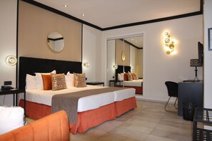 Habitación doble | Minibar, caja fuerte, escritorio y espacio para trabajar con un portátil