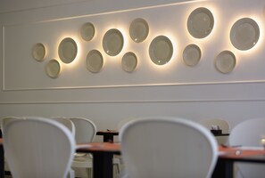 بوفيه فطور يوميًا بتكلفة قدرها (18 EUR للشخص)