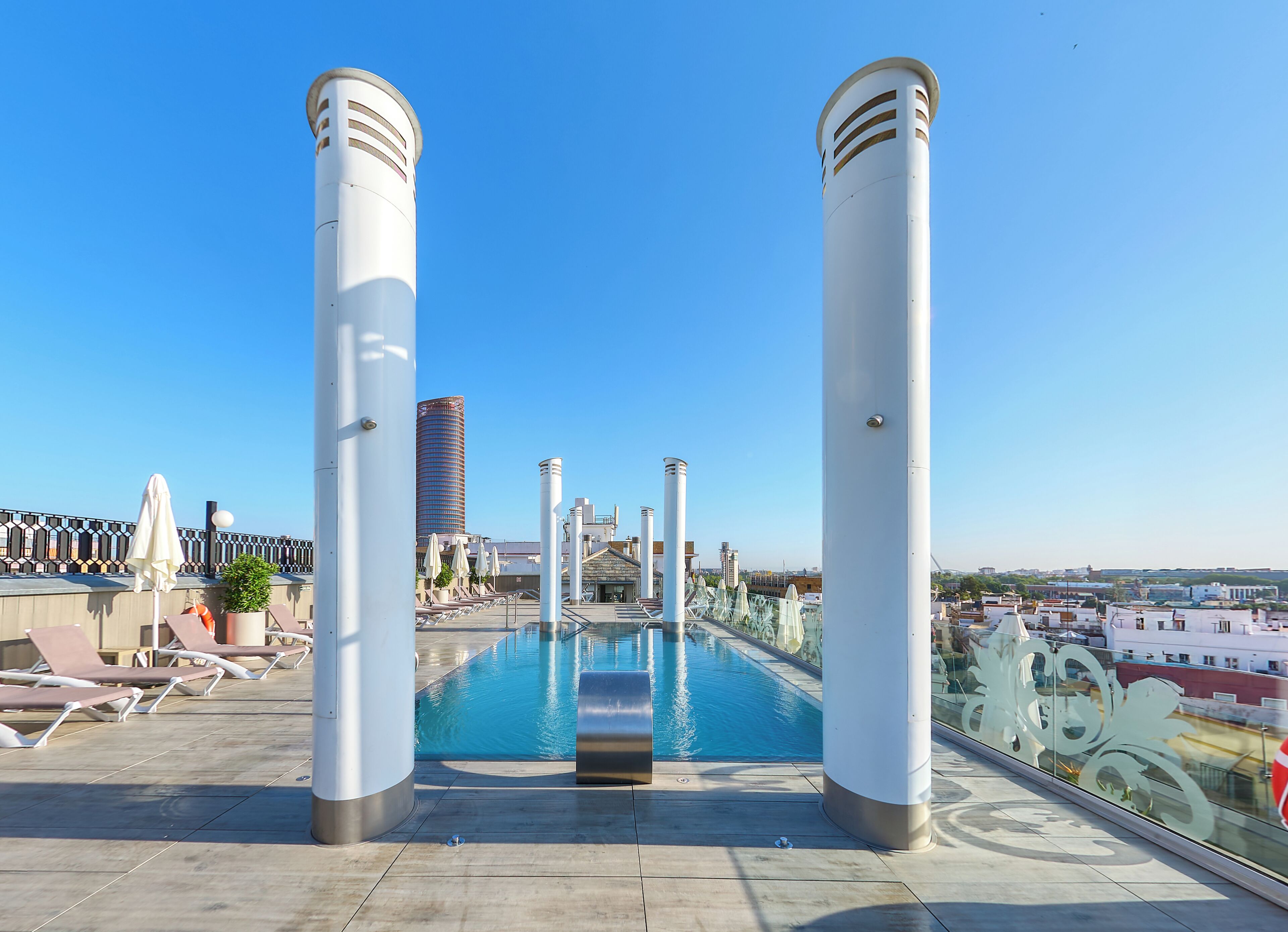 室外游泳池，池畔遮阳伞，日光浴躺椅