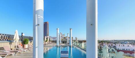Piscine extérieure, parasols de plage, chaises longues
