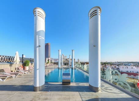 Outdoor pool, pool umbrellas, sun loungers. Monte Triana