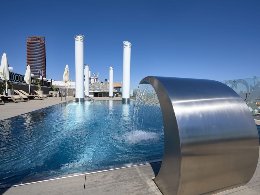 Utendørsbasseng, bassengparasoller og solsenger