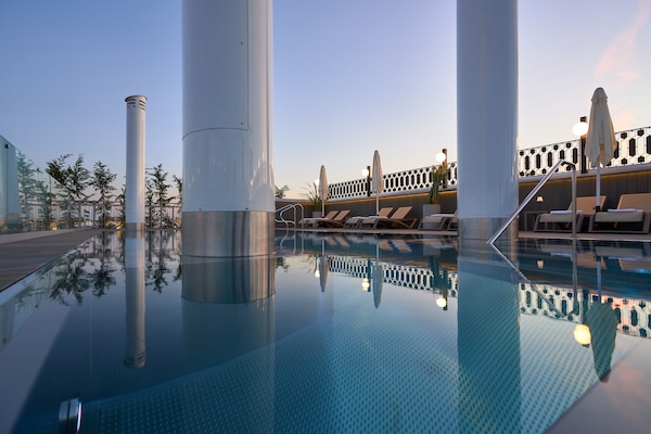 Piscine extérieure, parasols de plage, chaises longues