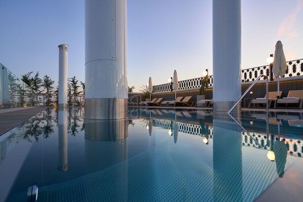 Seasonal outdoor pool, pool umbrellas, sun loungers