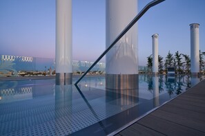 Outdoor pool, pool umbrellas, sun loungers