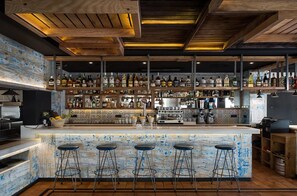 Breakfast, lunch, dinner served; sea views 