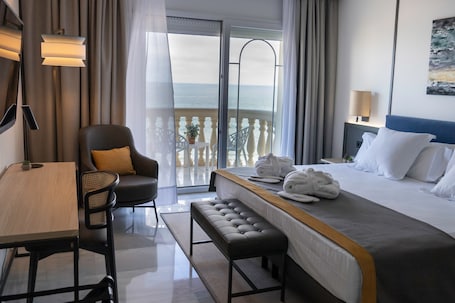Premium bedding, minibar, in-room safe, desk. Hotel URH Sitges Playa