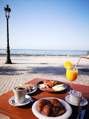 Daily buffet breakfast for a fee - Hotel URH Sitges Playa (Sitges)