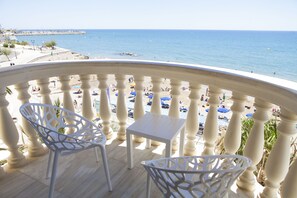 Suite, vistas al mar | Ropa de cama de alta calidad, minibar, caja fuerte y escritorio