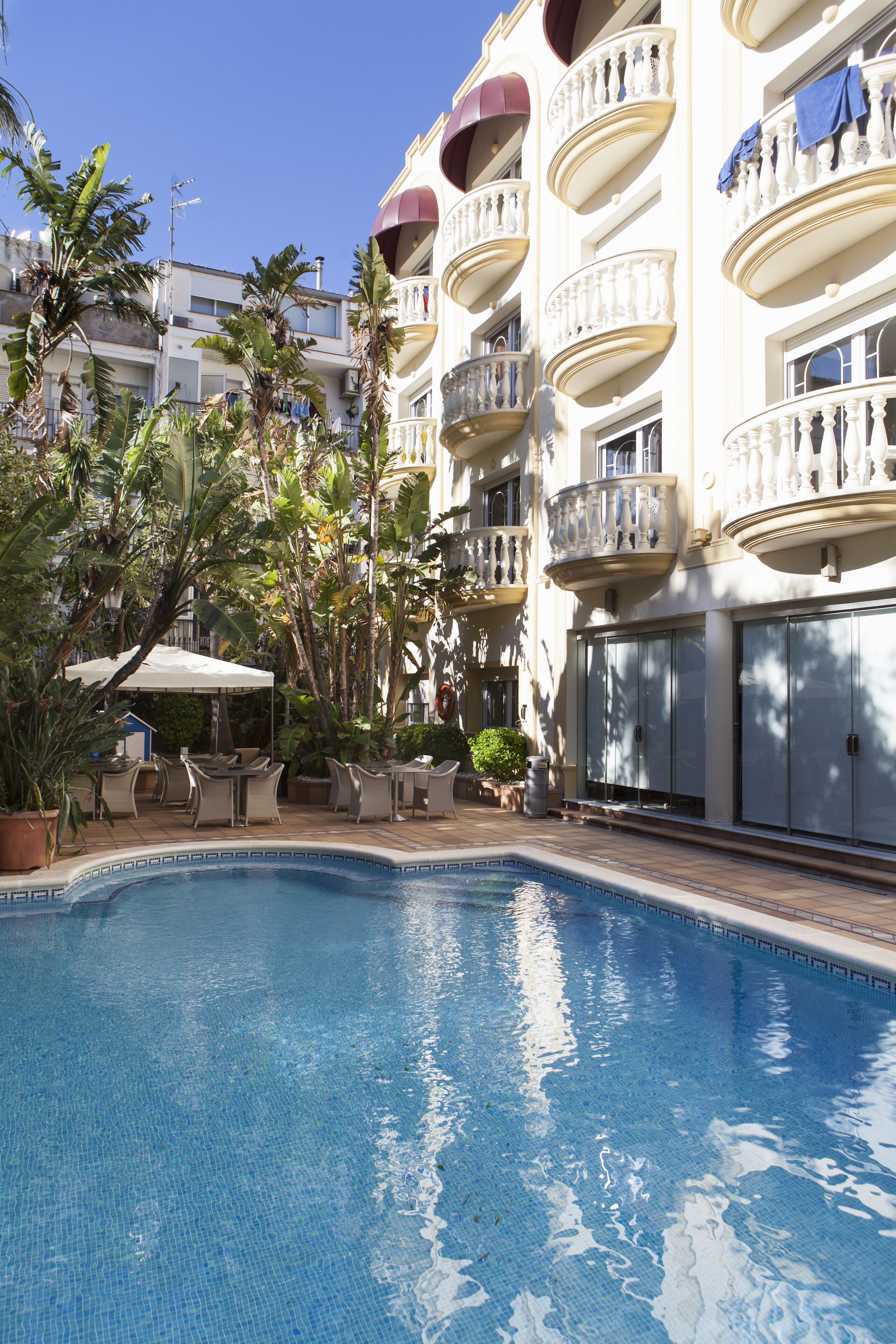 outdoor pool, open 10:00 am to 8:00 pm, pool loungers