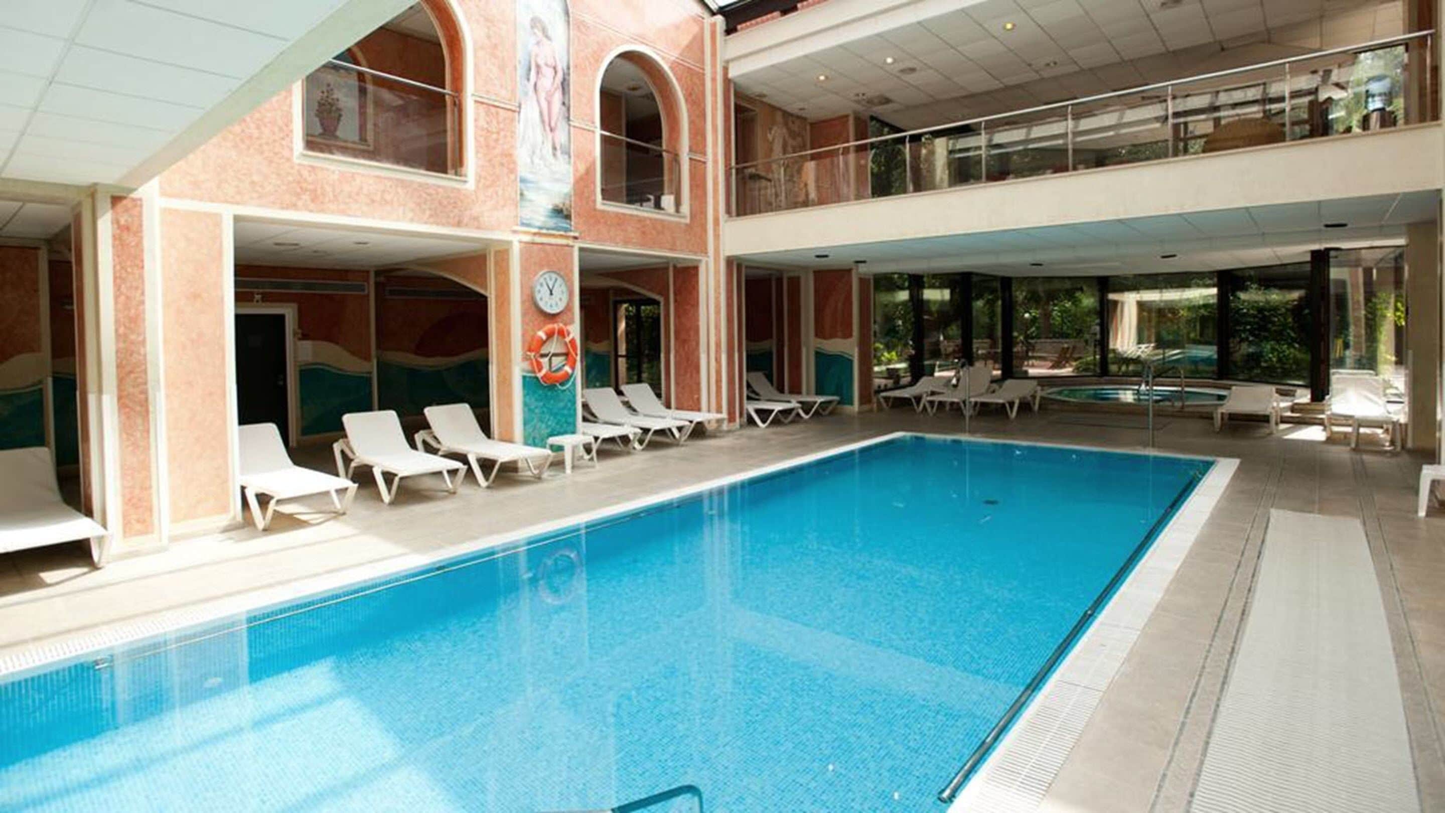Indoor pool, seasonal outdoor pool, pool loungers