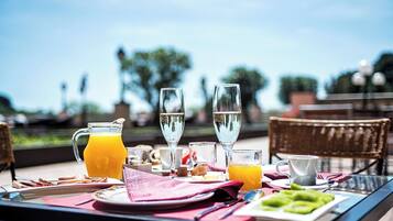 3 restaurantes; se sirve almuerzo y cena