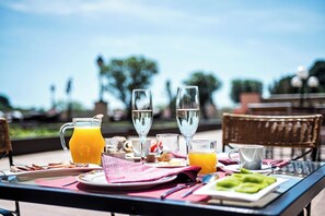 3 restaurants; lunch and dinner served - Hotel Termes Montbrio (Montbrio del Camp)