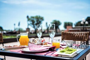 3 restaurantes; se sirven almuerzos y cenas