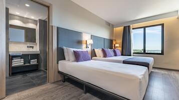 Cubrecamas, minibar, escritorio y cortinas blackout