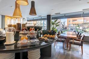 Petit-déjeuner et dîner servis sur place