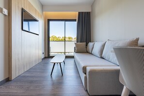 家庭房 | 羽绒被、迷你吧、办公桌、遮光窗帘