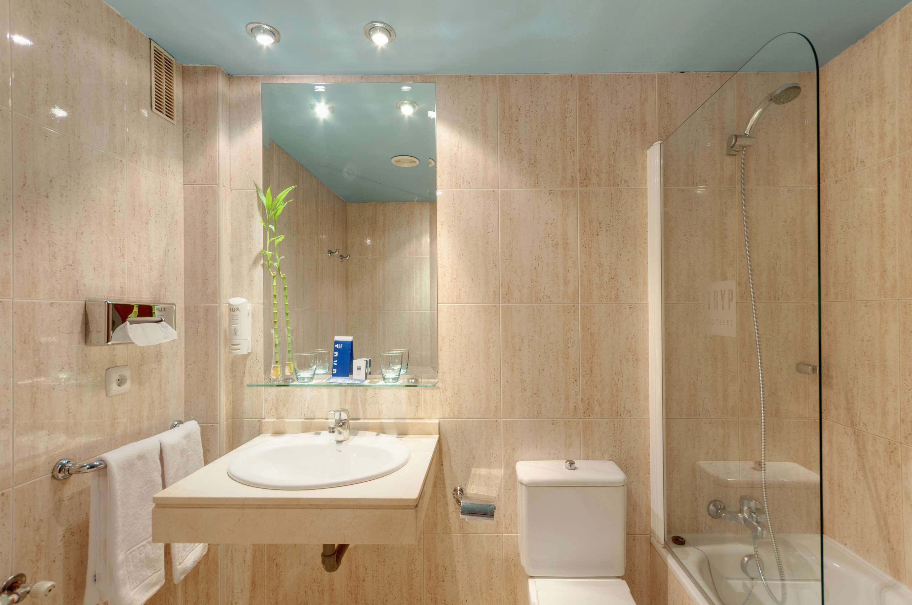 Bañera, bañera profunda, secador de pelo y toallas