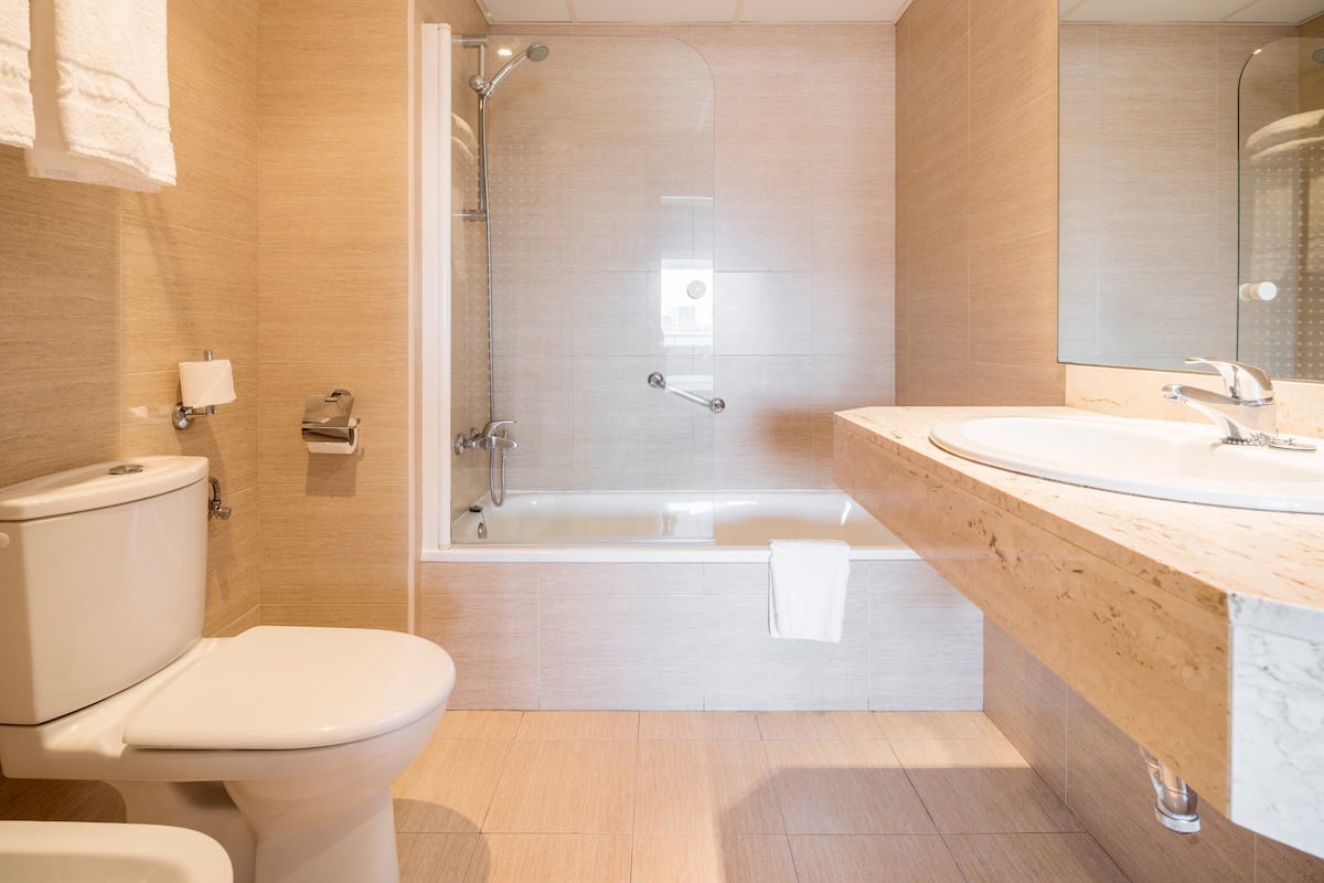superior room | bathroom | eco-friendly toiletries, hair dryer, towels