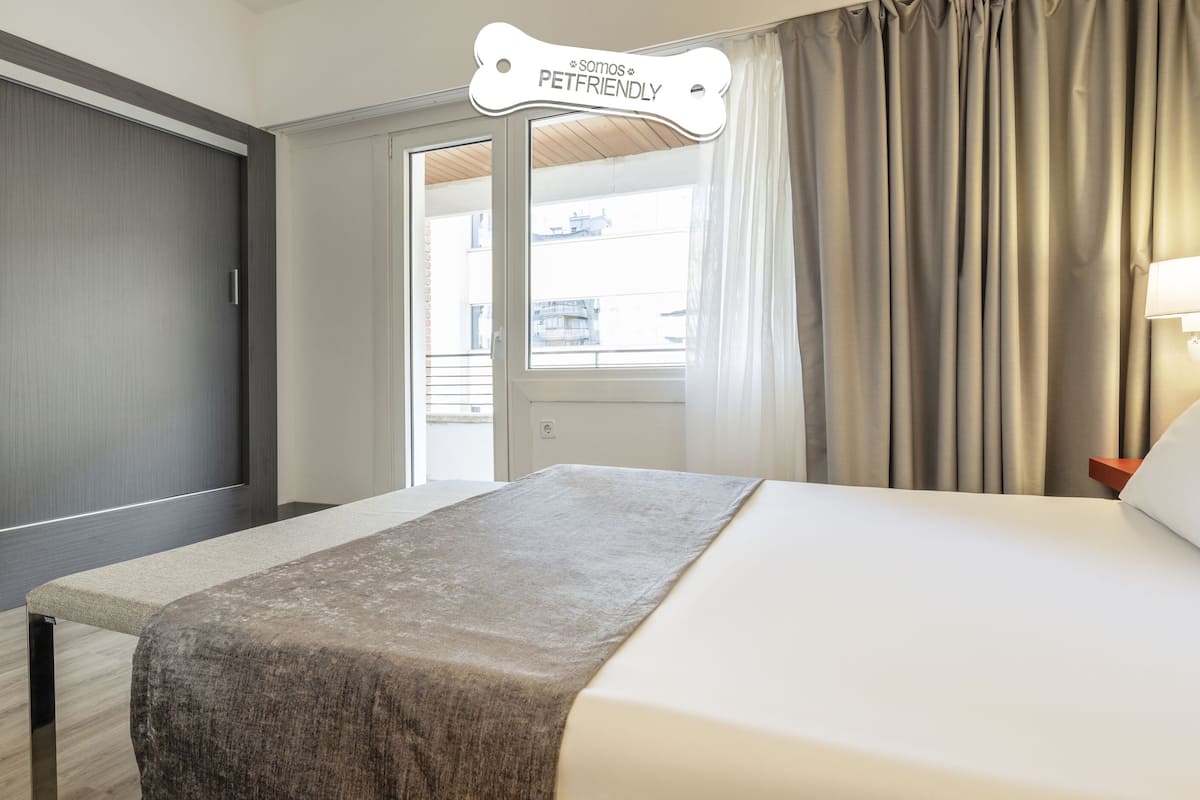 double room, pet friendly | 1 bedroom, down duvets, minibar, desk