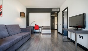 Cubrecamas, minibar, escritorio y espacio para trabajar con laptop 