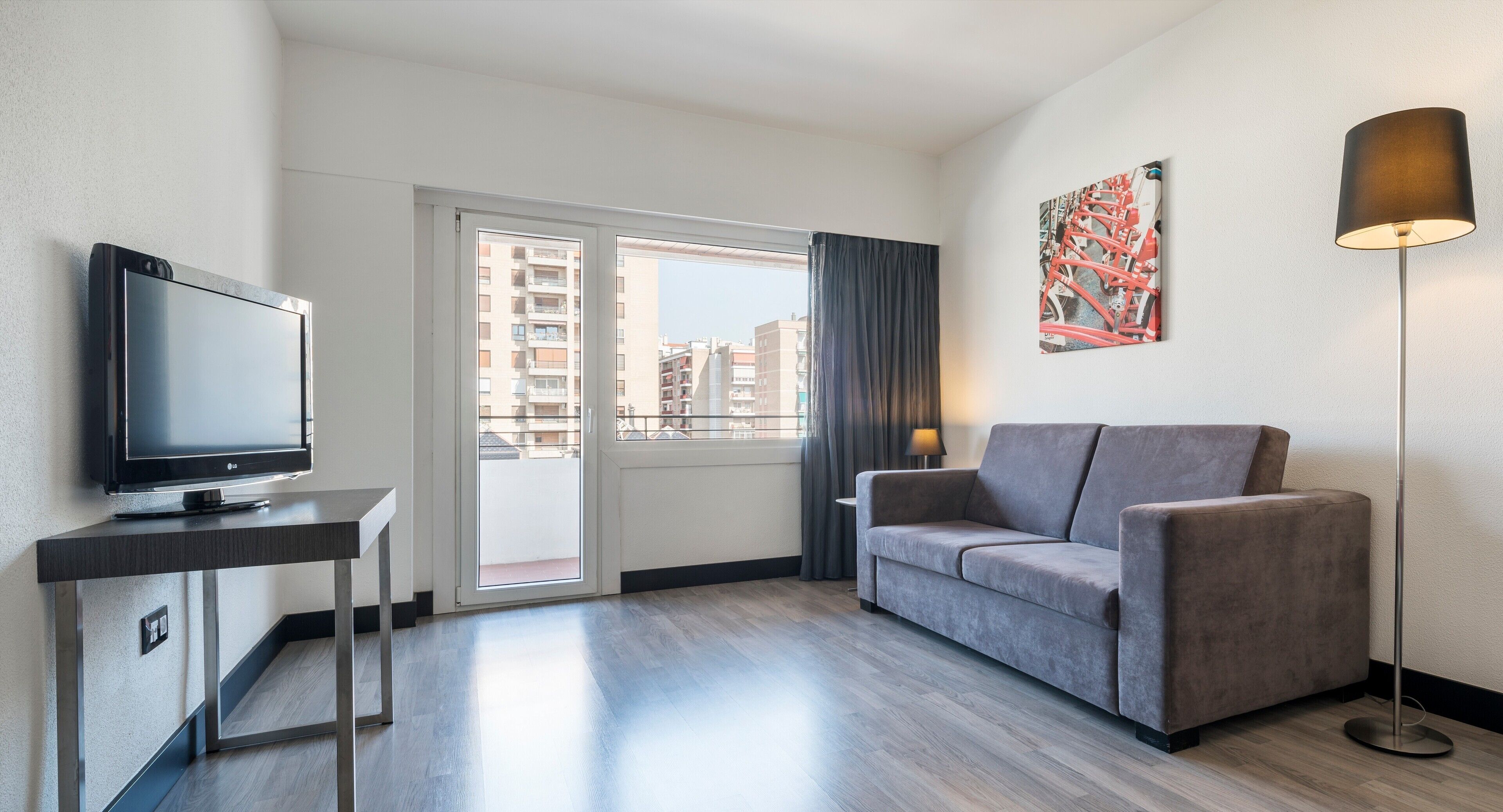Superior kamer | Woonkamer | Een 17-inch flatscreentelevisie met satellietzenders en een televisie