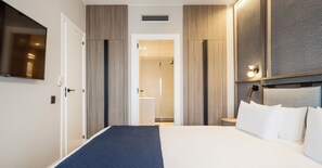 Down comforters, minibar, desk, laptop workspace - Hotel ILUNION Romareda (Zaragoza)