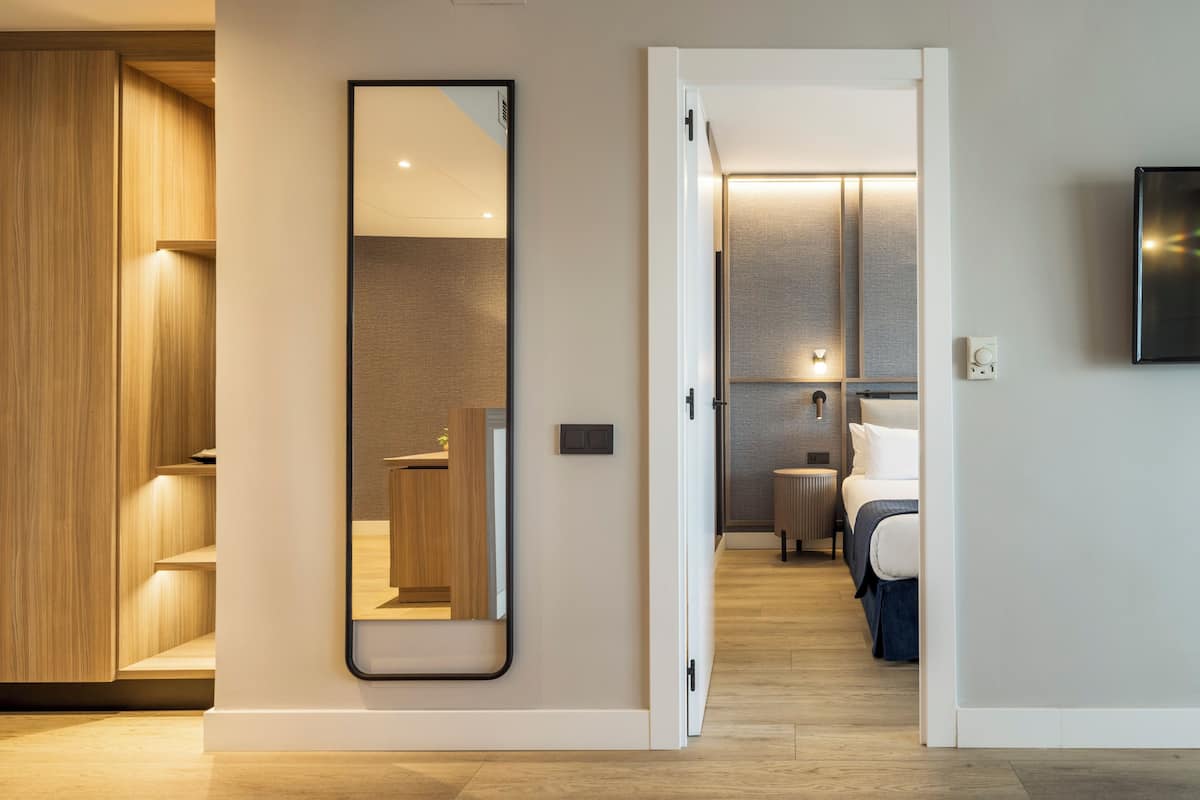 1 bedroom, down duvets, minibar, desk