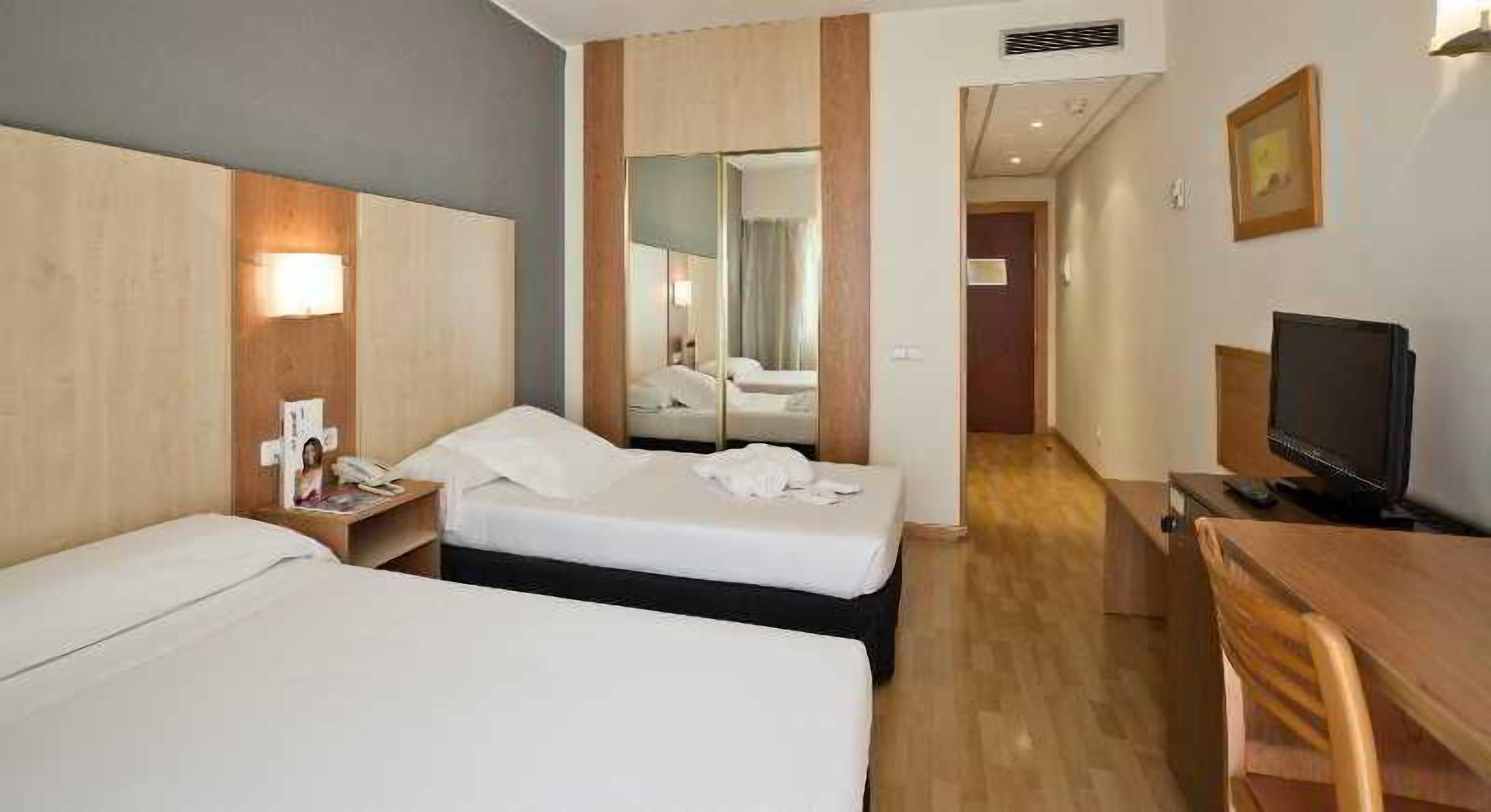 Edredones de plumas, minibar, escritorio
