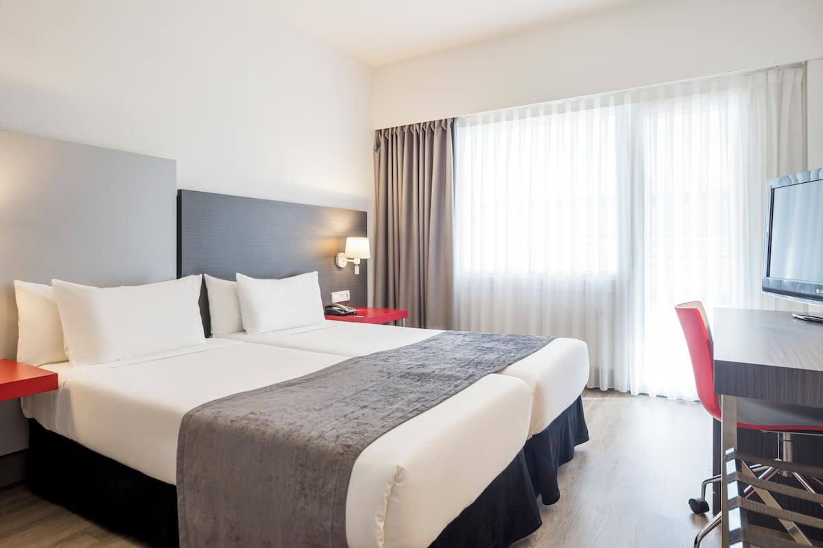 Kamar Double | 1 kamar tidur, selimut bulu angsa, minibar, dan meja kerja