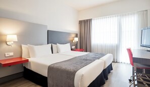 Cubrecamas, minibar, escritorio y espacio para trabajar con laptop 