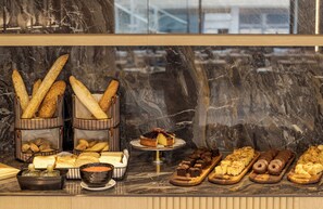 Daily buffet breakfast for a fee - Hotel ILUNION Romareda (Zaragoza)