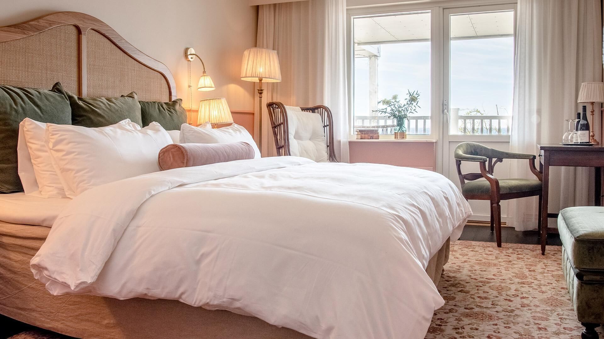 Minibar, värdeförvaringsskåp på rummet och skrivbord
