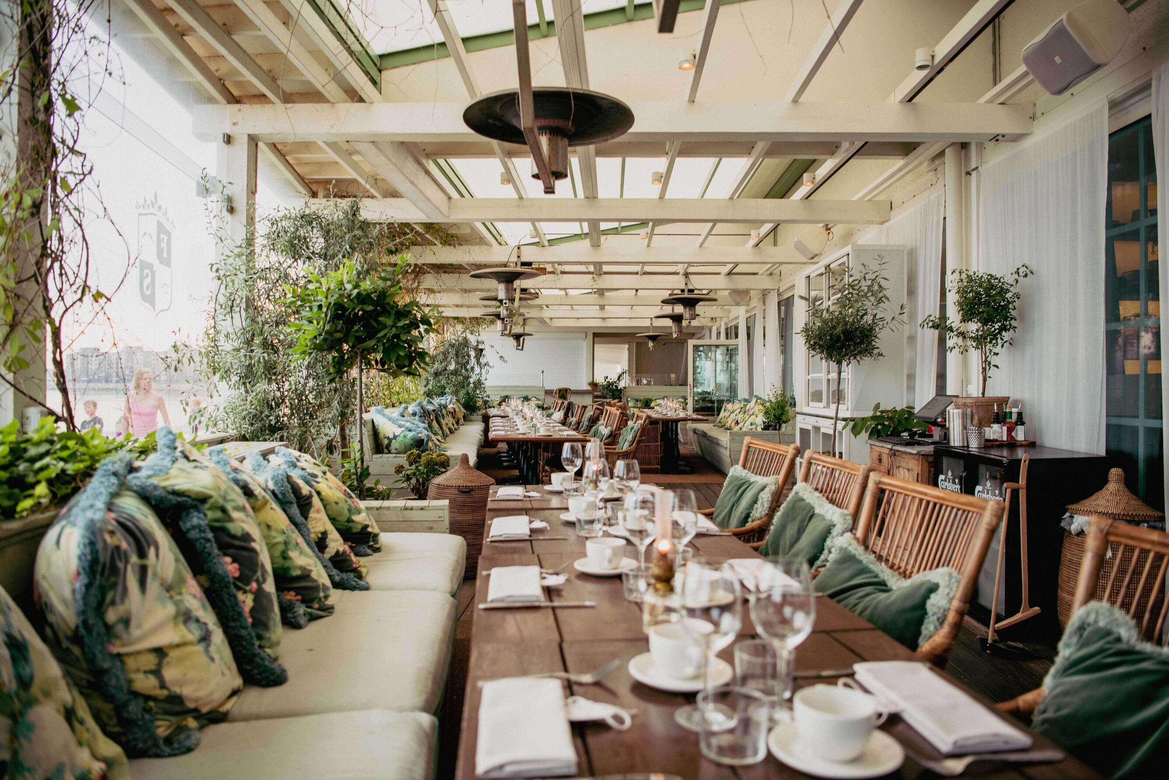 3 restaurants, breakfast, lunch, dinner served; french cuisine