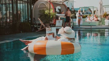 2 indoor pools, 2 outdoor pools