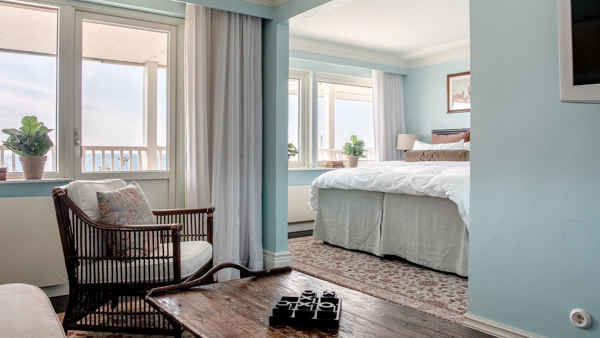 Minibar, värdeförvaringsskåp på rummet och skrivbord