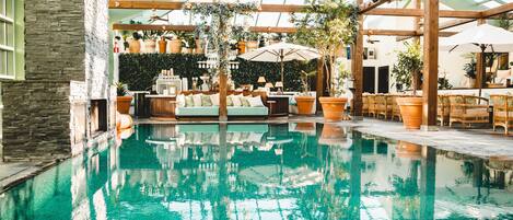 2 binnenzwembaden en 2 buitenzwembaden