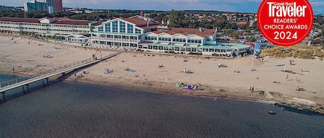 Ubicación a pie de playa, windsurf y bar en la playa
