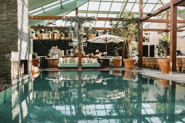 2 kolam renang indoor dan 2 kolam renang outdoor