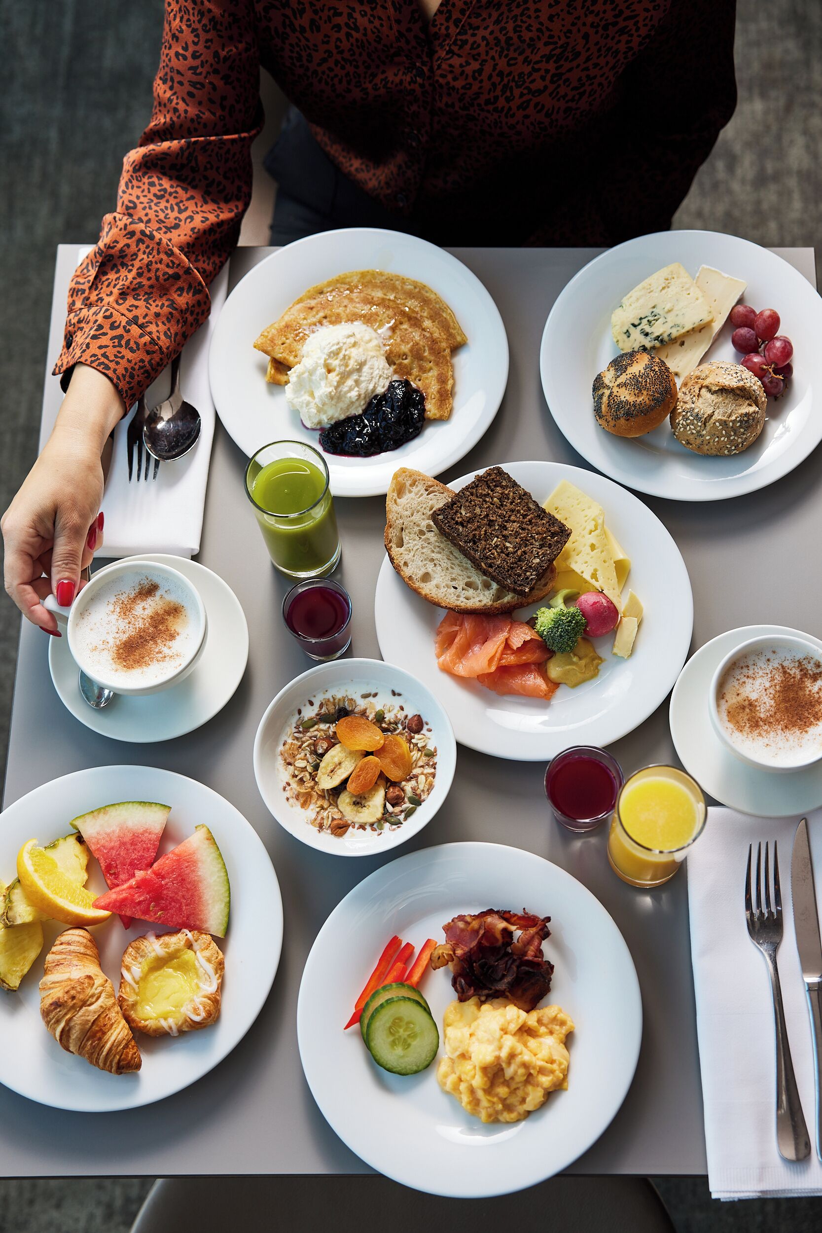 Ein reichhaltiges Frühstücksbuffet mit Speisen und Getränken.