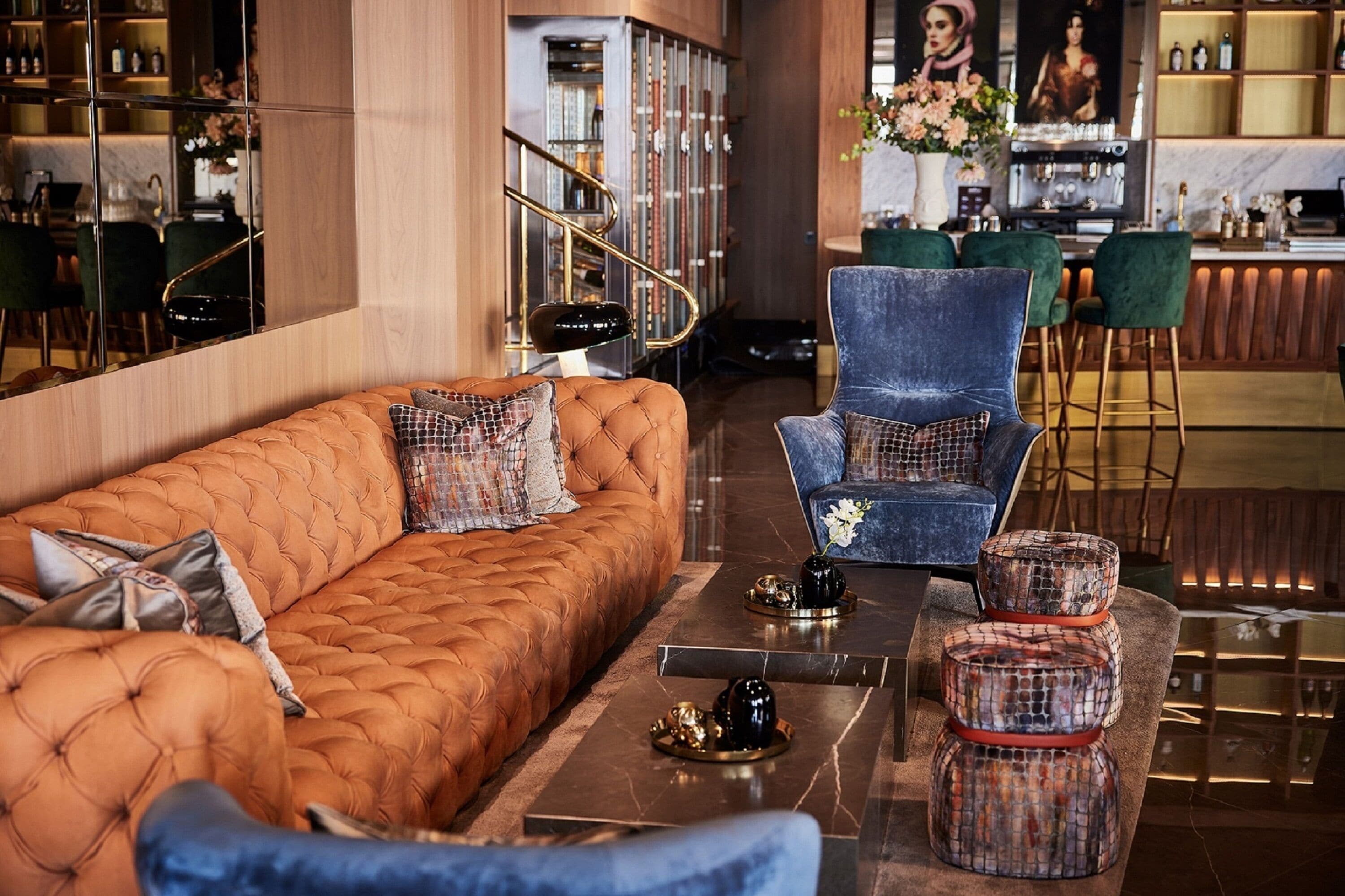 2 bars/lounges, cocktail bar, lobby lounge